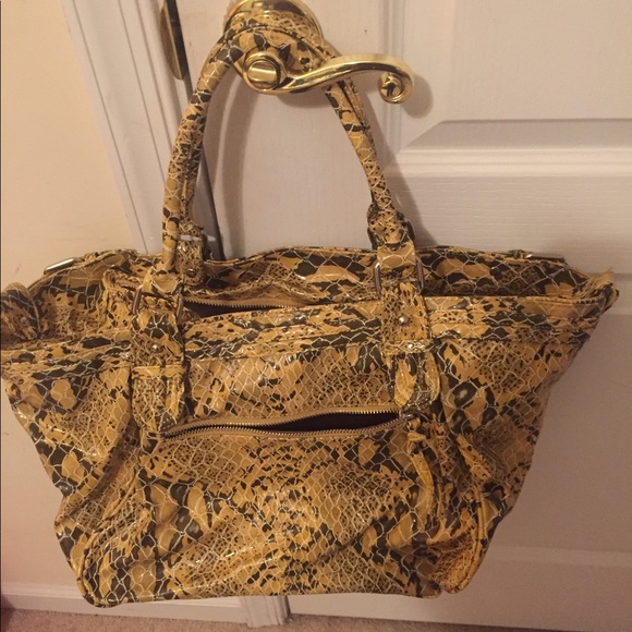 💥💥new Reduction💥Gold snake print shoulder bag. - Picture 6 of 8